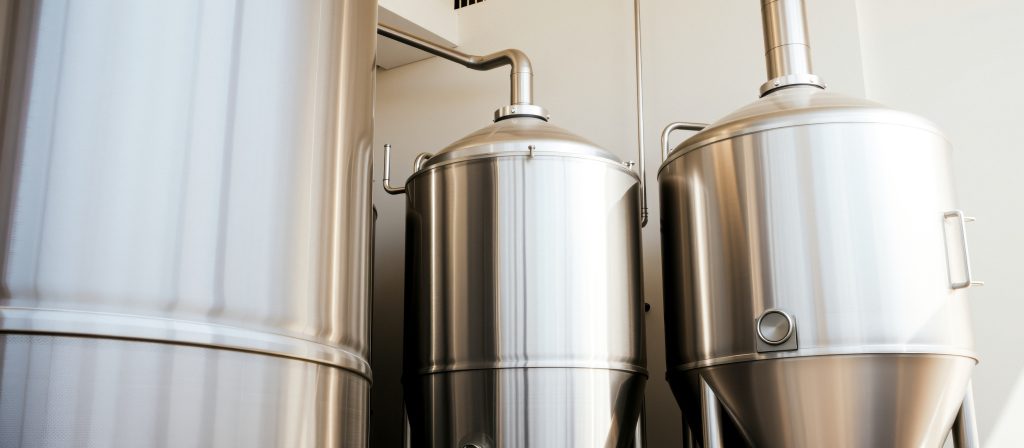 Tanques de fermentação em unidade cervejeira