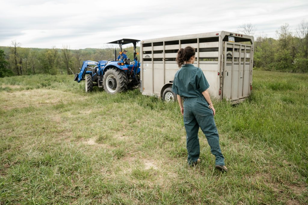 Produtor e trator em área rural