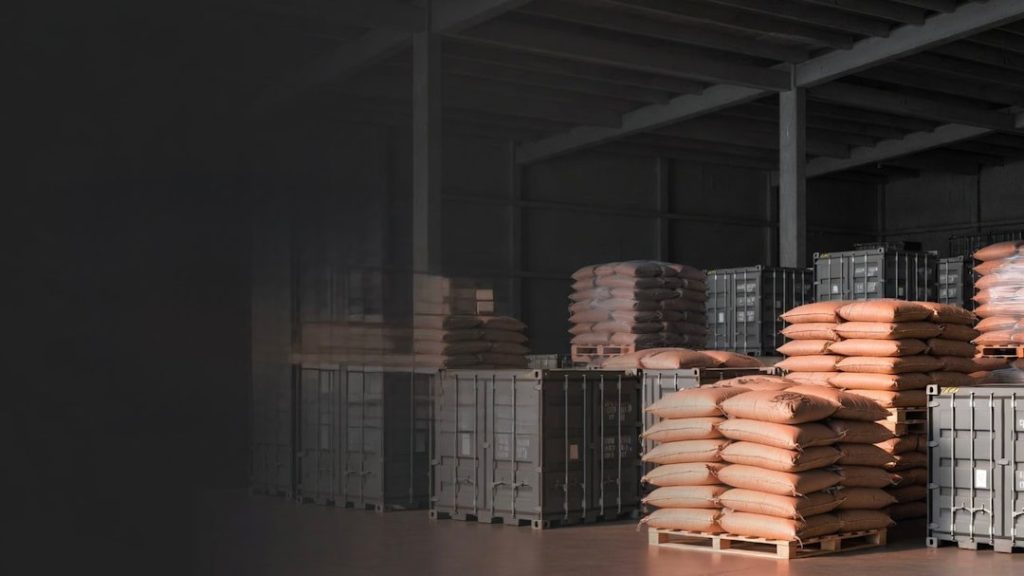 Estoque de insumos e sacarias em armazém logístico agrícola