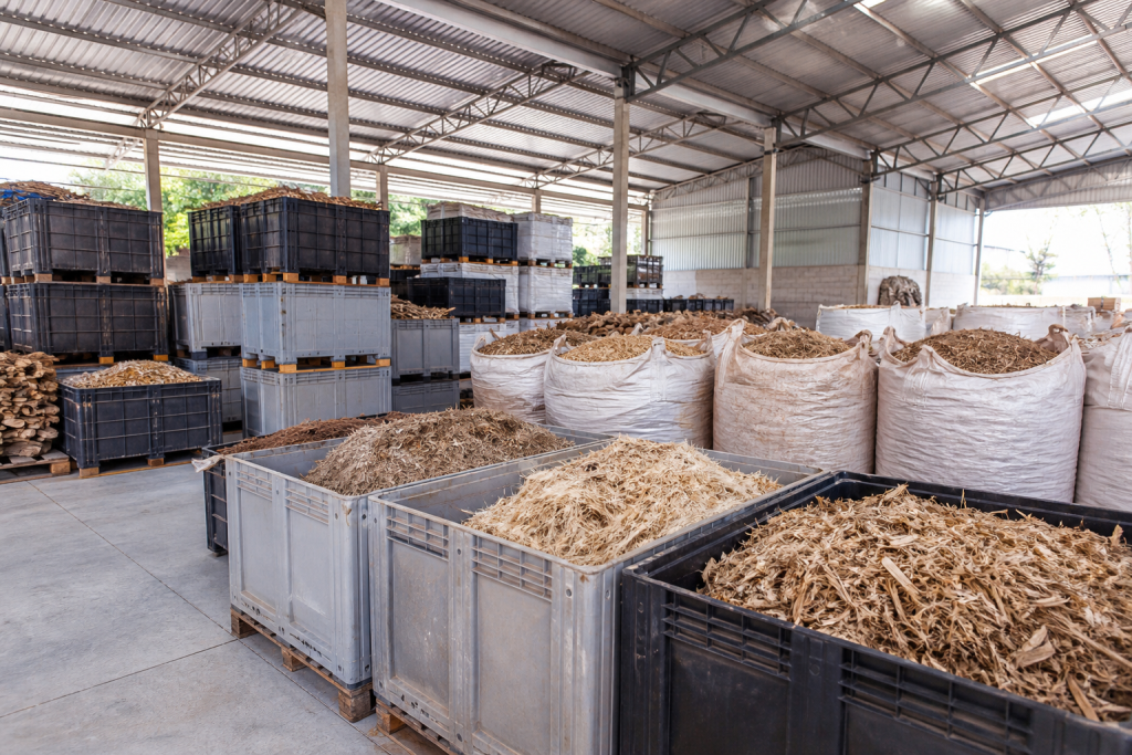 Resíduos agroindustriais vegetais em armazenamento organizado